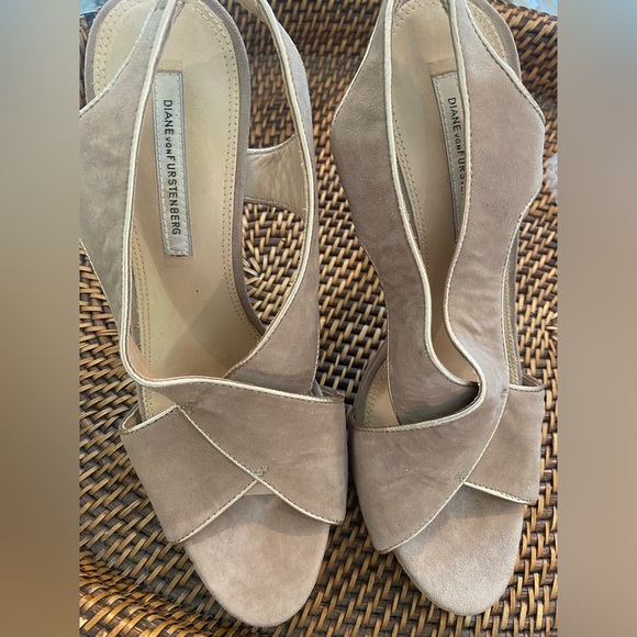 Diane Von Furstenberg gold & suede slingback heel size 10 - Picture 2 of 9